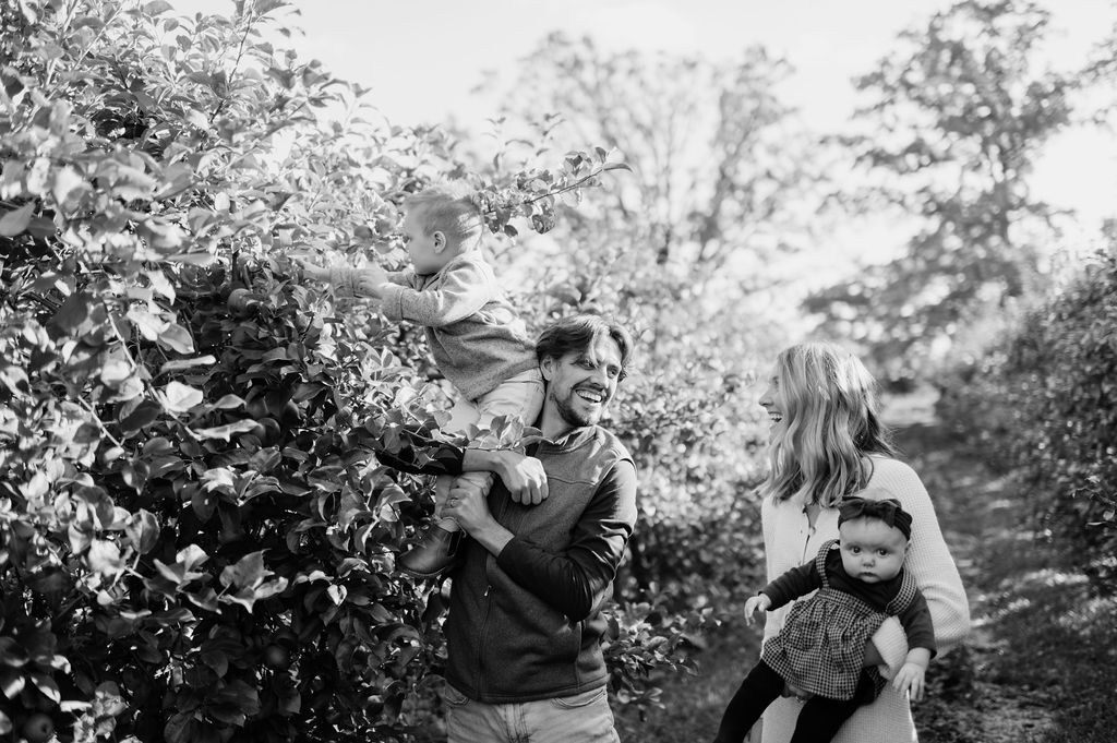 B&W photo of an outdoor family session