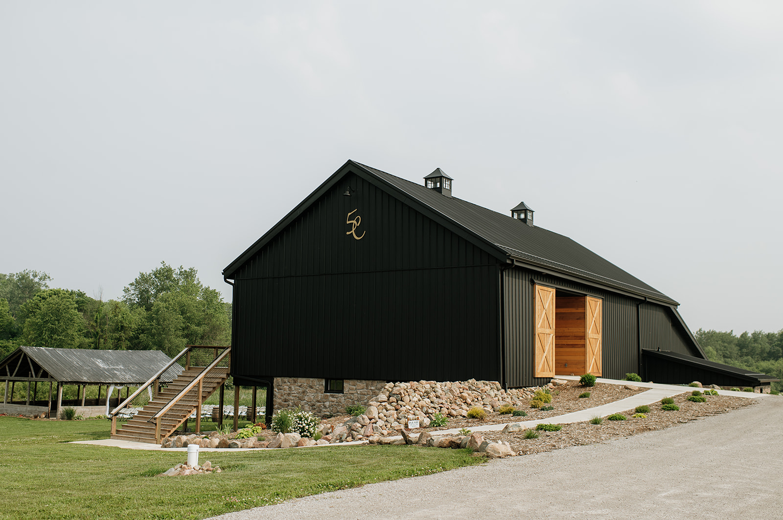 Wide shot of the outside of 5C Farms wedding venue in the summer of 2025